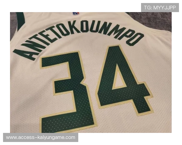 字母哥被拍到给粉丝签名签到手软